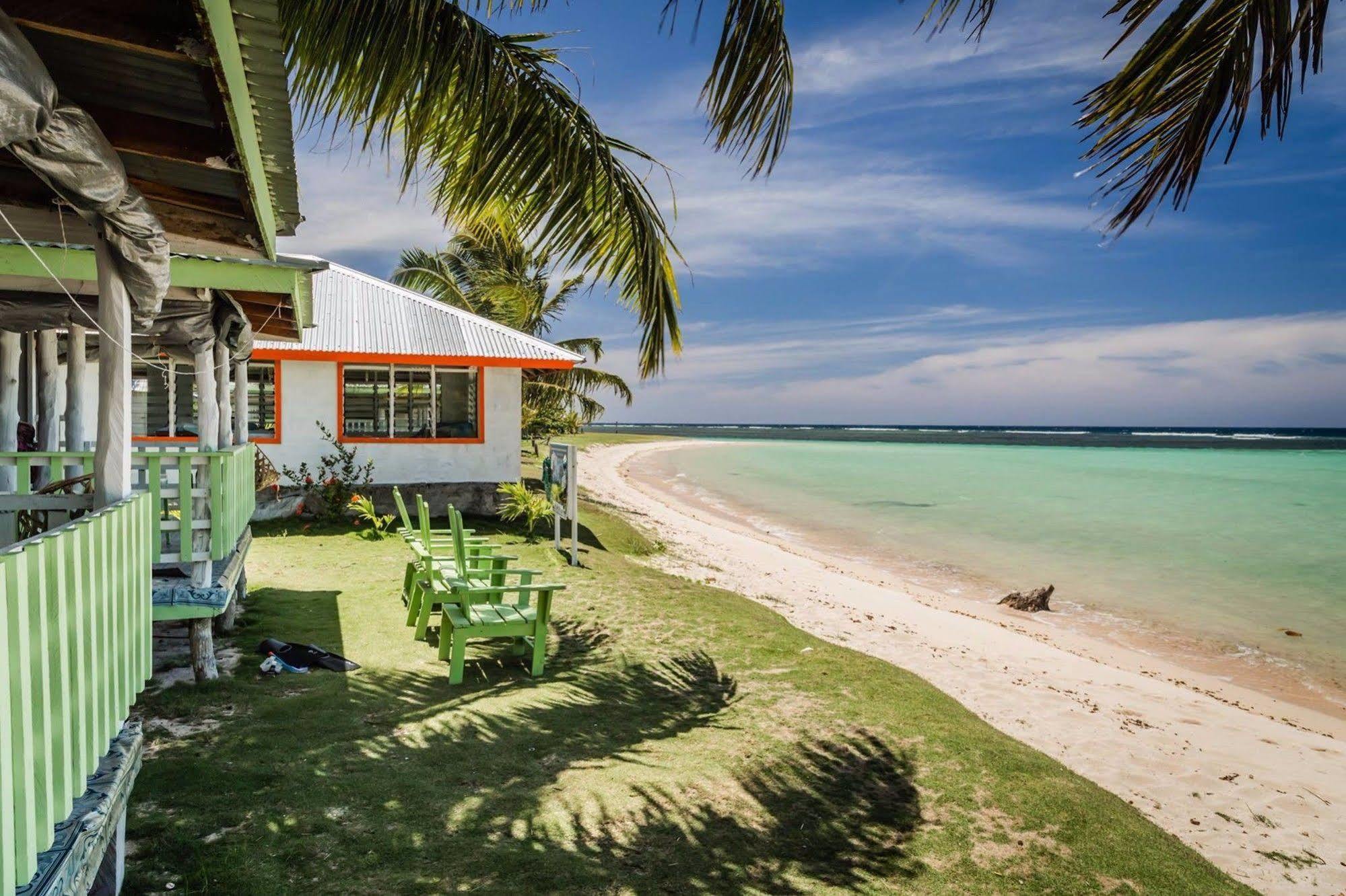 Tailua Beach Fales Manase Екстер'єр фото