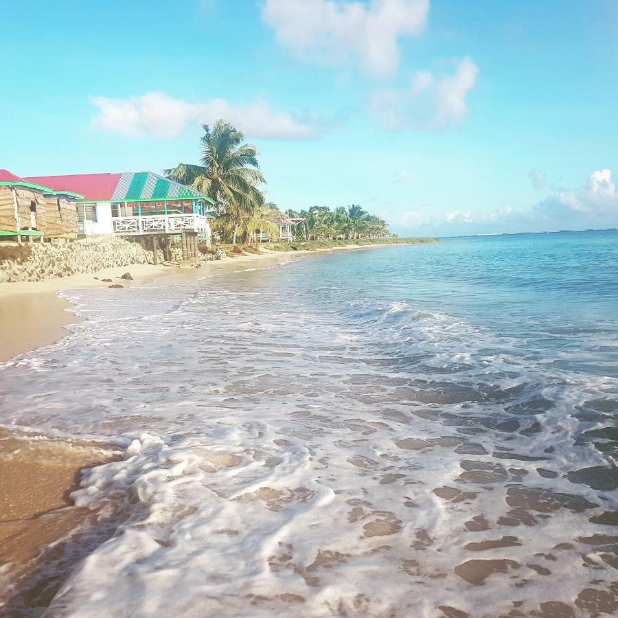 Tailua Beach Fales Manase Екстер'єр фото
